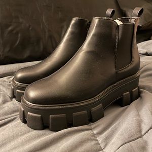 Cleated Chunky Chelsea boots size 7.